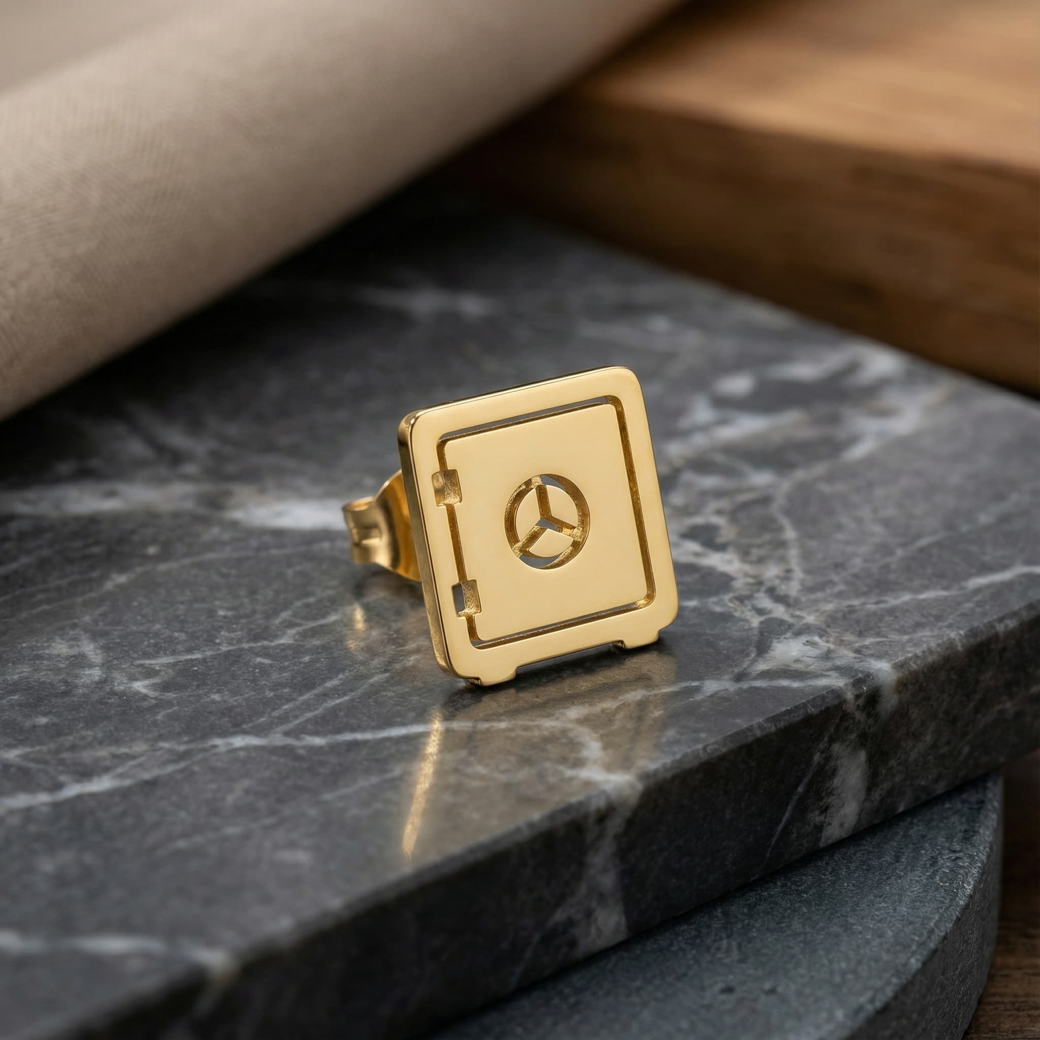 Çelik Kasa Figürlü 925 Ayar Gümüş Küpe